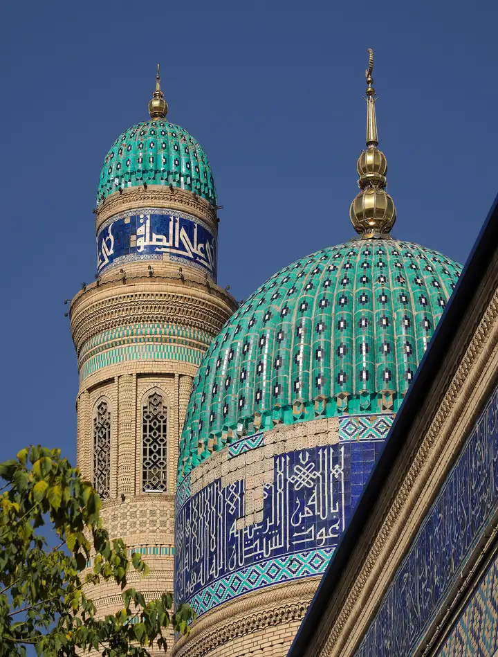 Andican'da Devonaboy Cuma Camii'nin minaresi ve turkuaz kubbesi