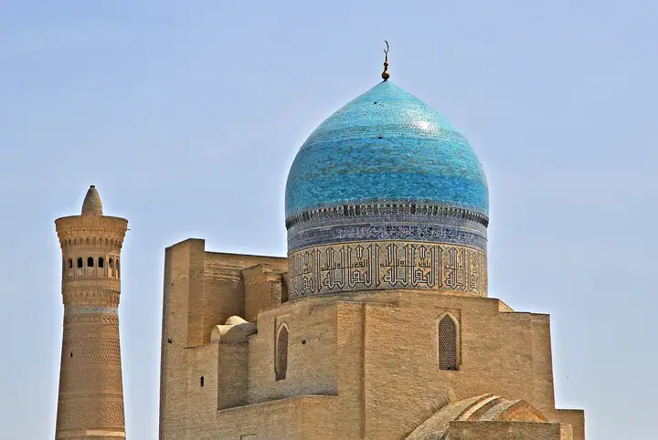 Buhara'da Kalyan Minaresi ve Mir-i Arap Medresesi'nin turkuaz kubbesi