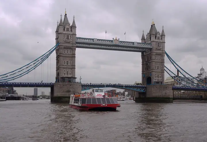 Londra'da Thames üzerindeki Tower Bridge